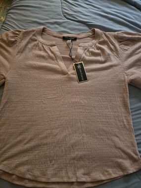 Cable & Gauge Women's Blush Pink Textured Split-Neck Top